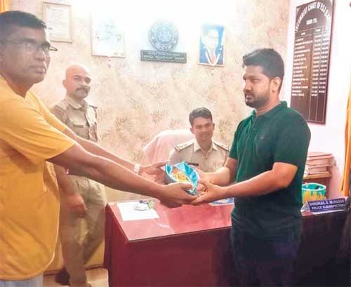 Kaup: Honest entrepreneur returns lost bag containing 40 sovereign gold to owner