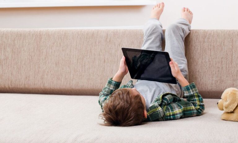 Distracting young children with technology can lead to bad behaviour